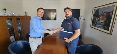 Župan Mitja Horvat ob podpisu pogodbe z Jernejem Lahom, direktorjem podjetja Plistor d.o.o.